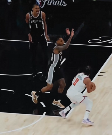 Jarothz's tweet photo. @bballbreakdown @BenStiller He actually does move his left foot, its just not visible from the angle of that video you posted. Another angle here: https://t.co/YTSZcsZvm5

Nevertheless the movement is minimal, and in gametime and game speed its impossible to catch, so its not a controversial non-call. https://t.co/rqH7OnkabF