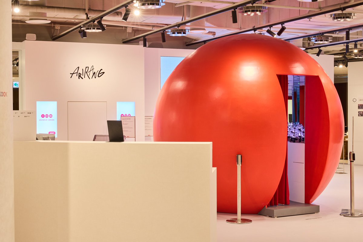 HYBE_MERCH's tweet photo. BTS POP-UP : ARIRANG
Photo Sketch (3/4)

📆 2026. 06. 05 - 2026. 06. 14

📍 HYBE YONGSAN
📍 SHINSEGAE CENTUMCITY

#BTS #방탄소년단 #BTS_ARIRANG
#BTS_POPUP https://t.co/7aWZ6KBXja