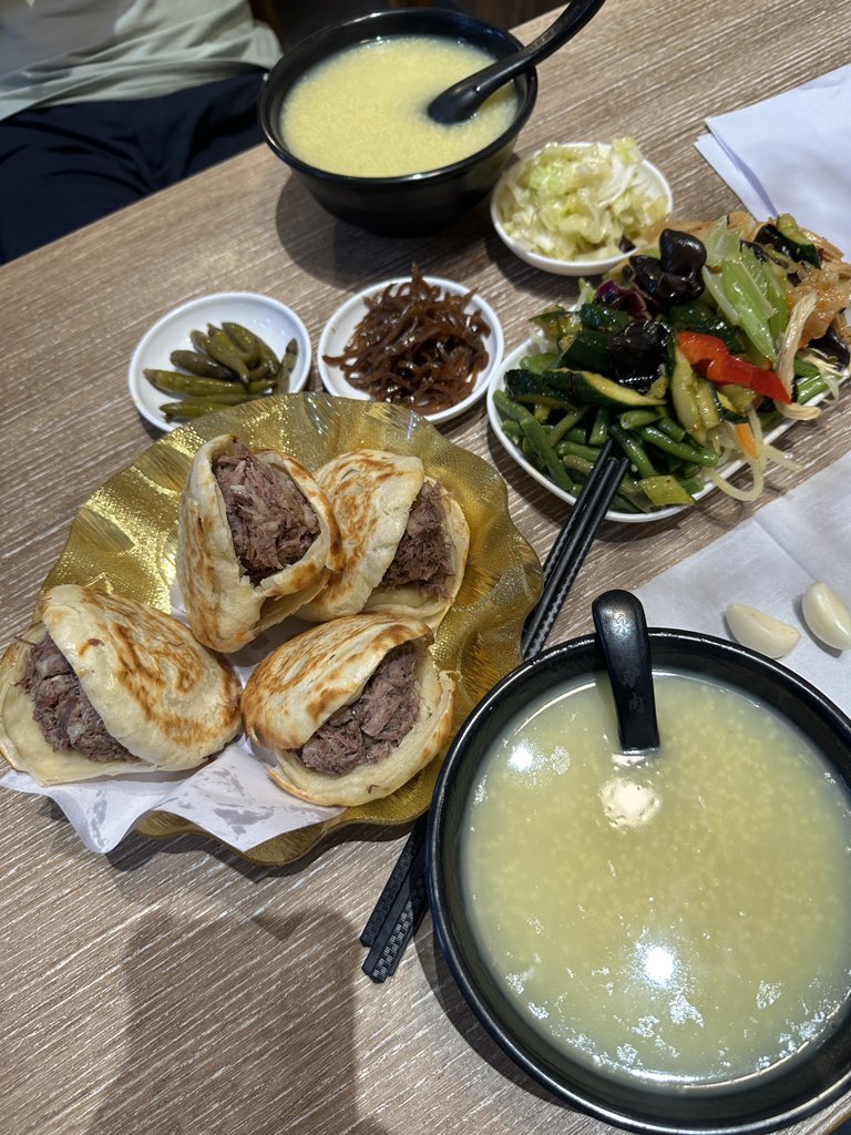 meng_yang44350's tweet photo. 中国の河北で有名な
「驴肉火焼」🇨🇳

パンの中、
ほぼ肉です😳

日本人の口にも合うと思いますか？ https://t.co/kKkGaYyt3b