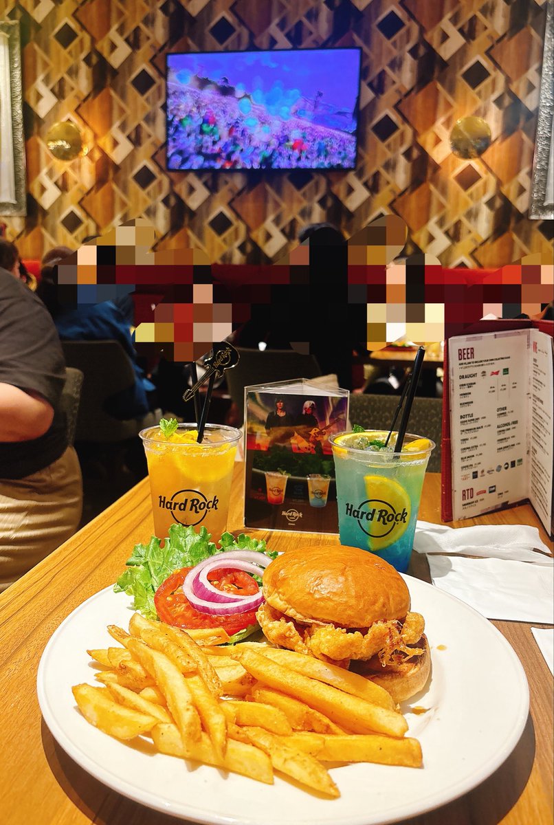 ハードロックカフェ なう。 京都より大阪の方がバス代安く かつ終点が