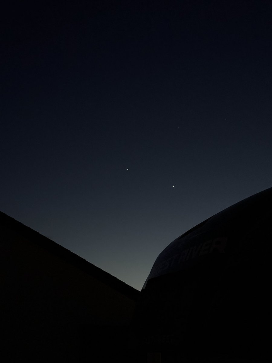 meigsvv's tweet photo. I’m home visiting family before my best friends wedding and walked outside to see Jupiter and Venus just. Chilling!! What a beautiful day https://t.co/eltotGHGDx
