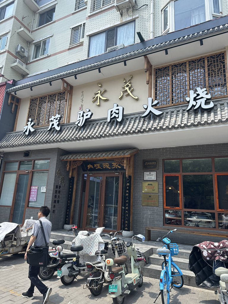 meng_yang44350's tweet photo. 中国の河北で有名な
「驴肉火焼」🇨🇳

パンの中、
ほぼ肉です😳

日本人の口にも合うと思いますか？ https://t.co/kKkGaYyt3b
