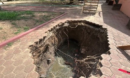 Noticias_CM's tweet photo. #PorQueEsTendencia en #Oaxaca #Socavon 

Porque en el Parque del Amor se formó un socavón de 4.5 metros. https://t.co/Cm3XTQnFCy