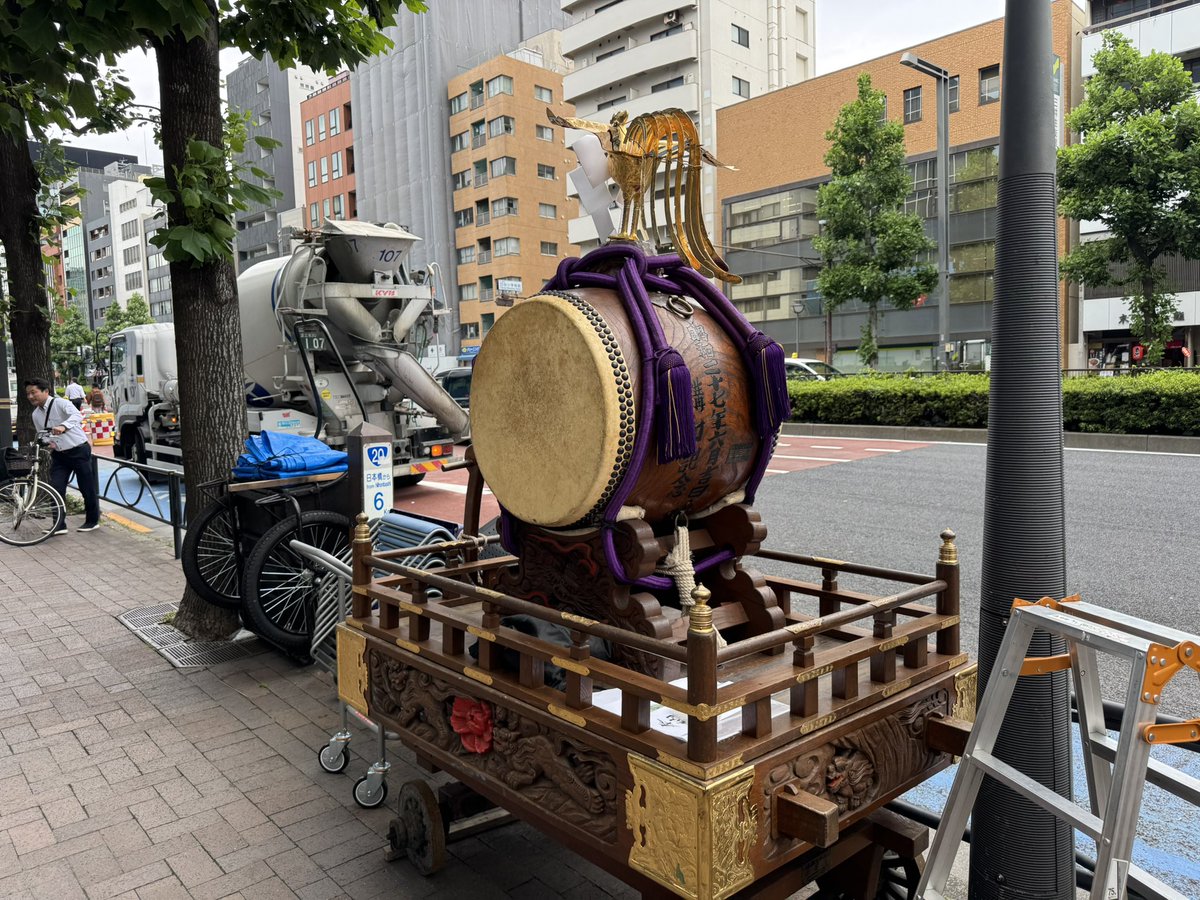 komadoyashop's tweet photo. 今週末は須賀神社のお祭りのため、こまどやの店頭にも提灯が出ています！！

銀色夜道with BWさんの新作も入荷しました。
ミニミニ穴熊キーホルダーは居飛車穴熊と振り飛車穴熊の2種類あります！

お祭り+こまどやにぜひお越しください！ https://t.co/EULmhggINE