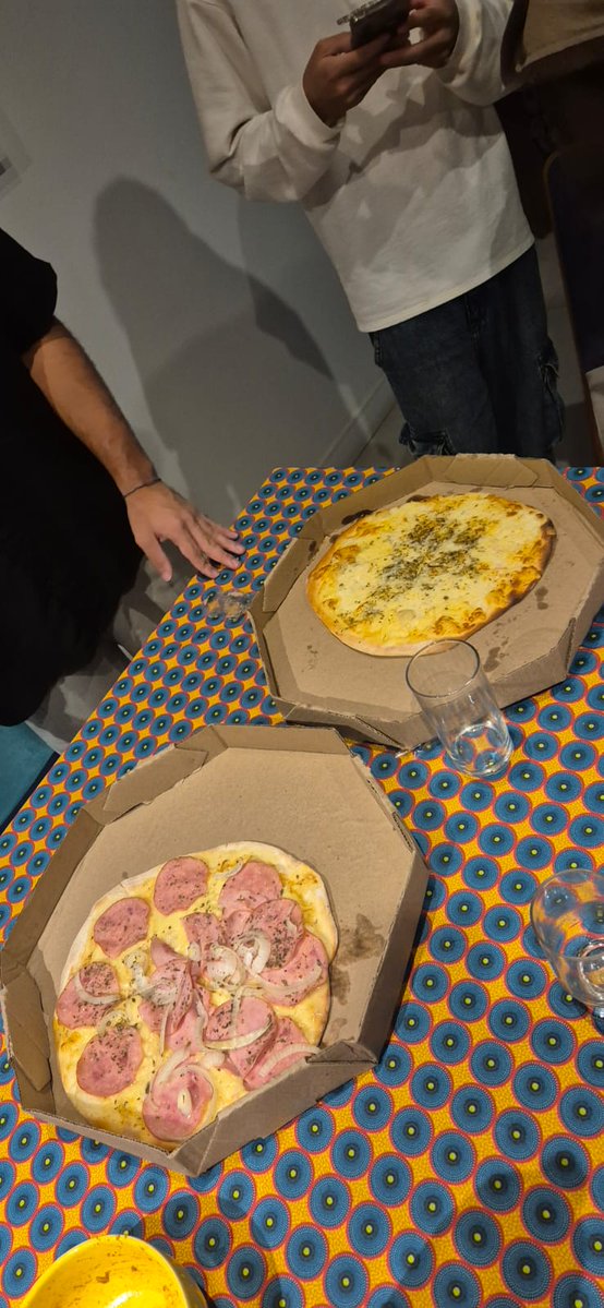 cadarsoamasado's tweet photo. O TAMANHO da pizza familia to em panico https://t.co/X7Ffy263cc