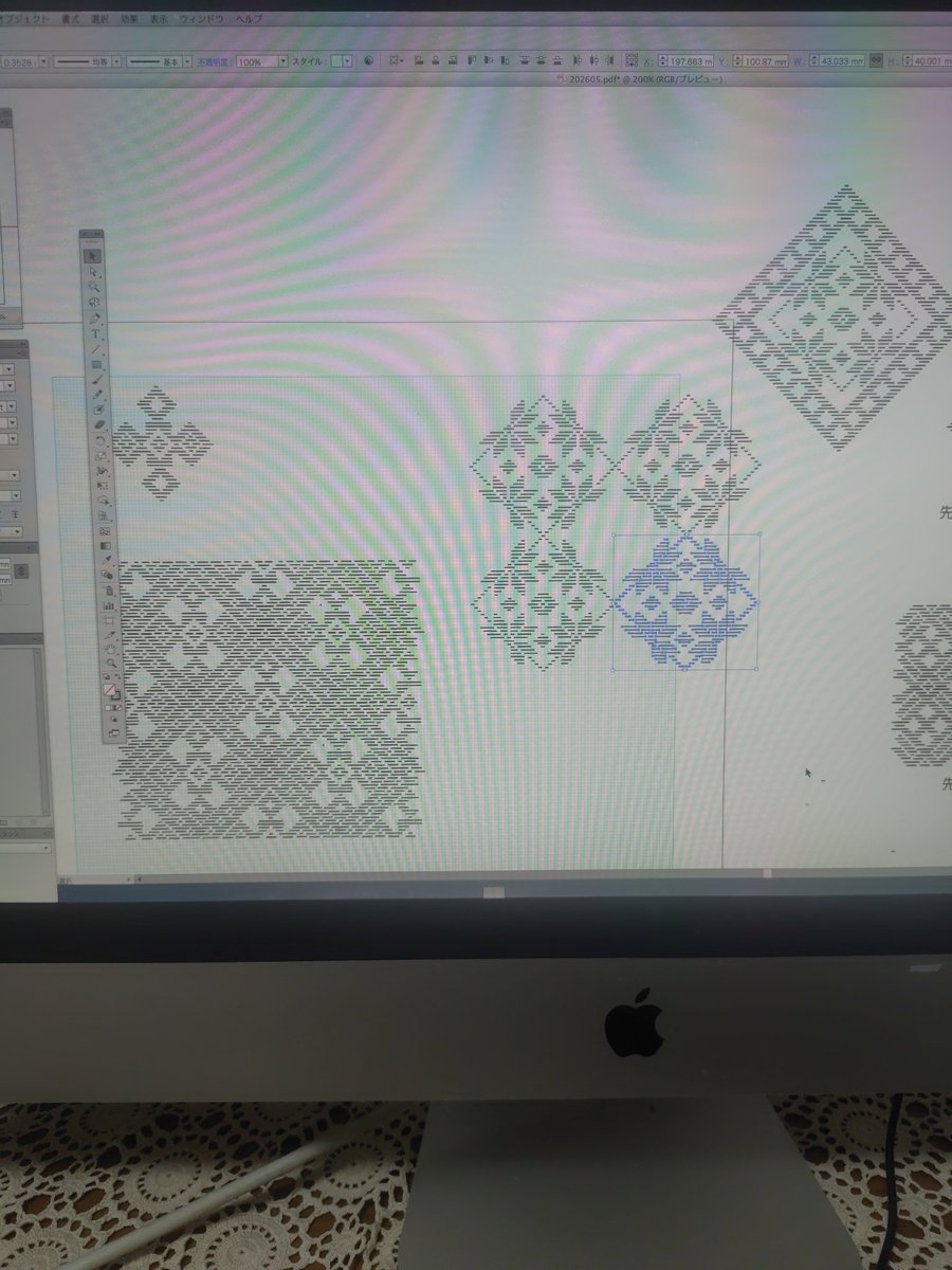 KriksDikdik's tweet photo. 今日は模様を考える日！

つい先月作った模様のデータを開いて加工し始めちゃう。。

生徒さん達に、目新しくなくて申し訳ないと思いつつ何ヶ月も一つの模様で楽しめちゃうこぎんってすごいと思う https://t.co/VT8zspOOqh