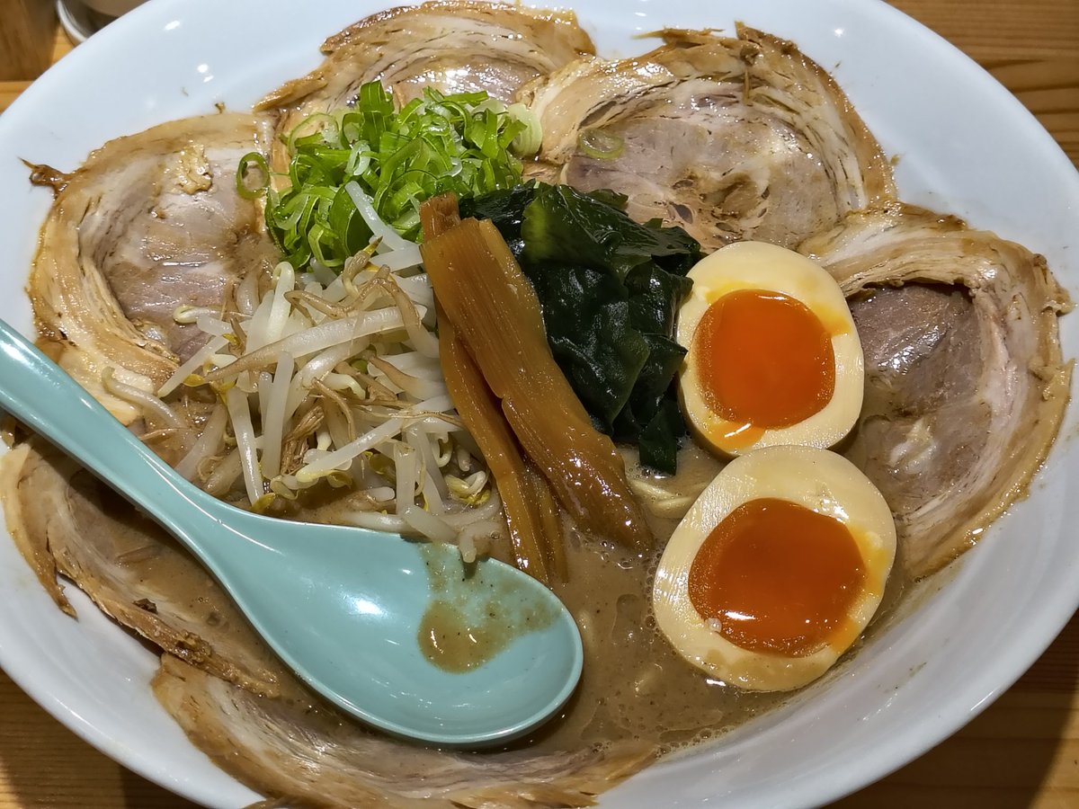 Shake1555's tweet photo. 三代目仙八来々軒
チャーシューメン大盛
何かね
食べたら健康になった気がする🤣
今日改めて思った
オレ仙八好き
ばちばちに旨い🍜

さぁ今日も夜の部だけ忙しいぞ
行ってきます(｀･ω･´)ゞ

#ランチ
#ラーメン
#十日市 https://t.co/X1urQym2Jr