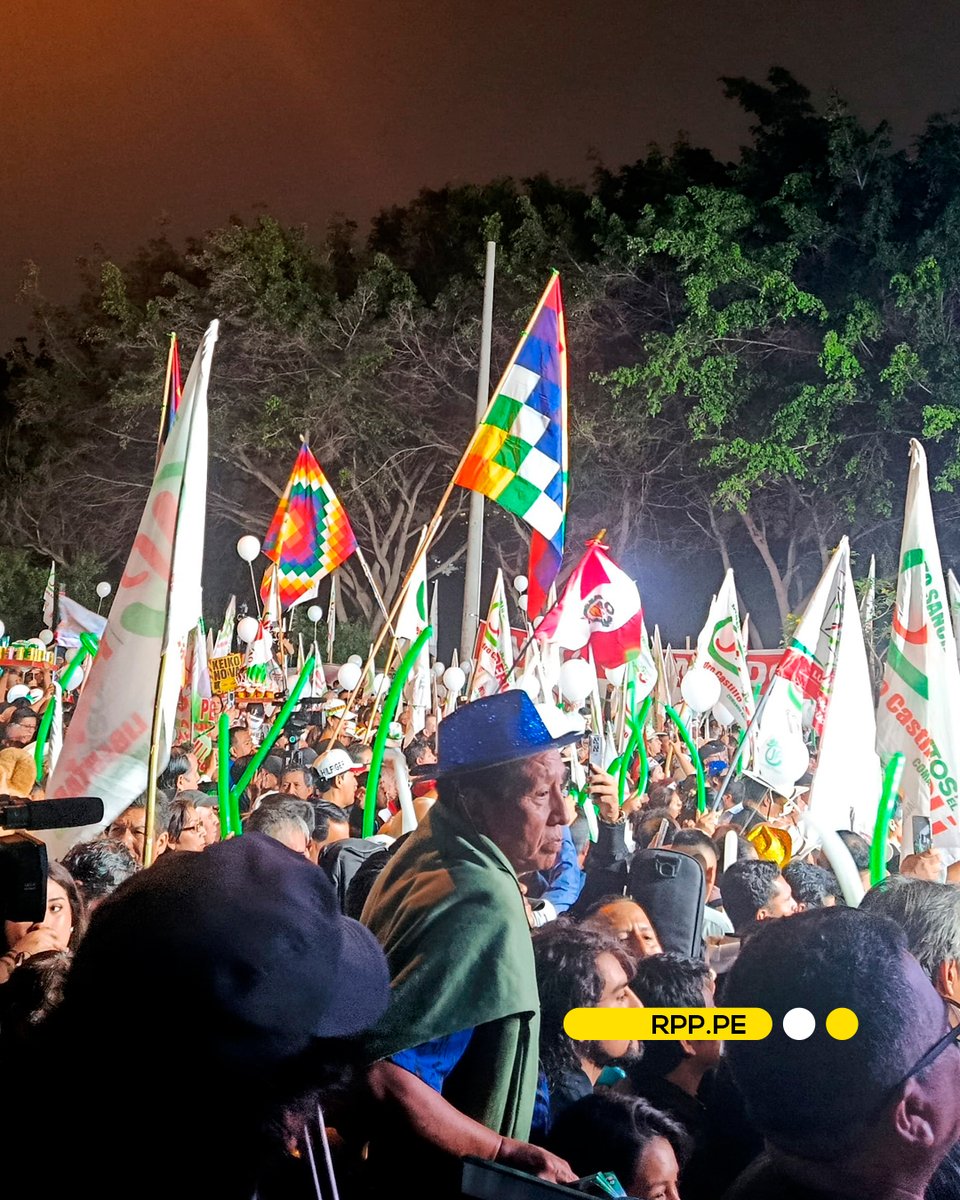 RPPNoticias's tweet photo. 🔴 El candidato presidencial de Juntos por el Perú, Roberto Sánchez, llevó a cabo su mitin de cierre de campaña la noche de este jueves en la avenida de La Peruanidad en el distrito de Jesús María.

Acompañado de sus padres, candidatos a la vicepresidencia y aliados políticos, Sánchez centró su discurso en la "recuperación de la democracia" y la continuidad del proyecto político iniciado por Castillo, con miras a la la jornada electoral de segunda vuelta del domingo 7 de junio.

Durante su discurso, Roberto Sánchez enfatizó su lealtad hacia el exmandatario, a quien dijo haber visitado horas antes del evento, y se refirió a él como "una presencia política" en su mitin de cierre.  

📸: RPP/EFE/ John Reyes

📲 Más información 👉 https://t.co/4SWjYFkkZM