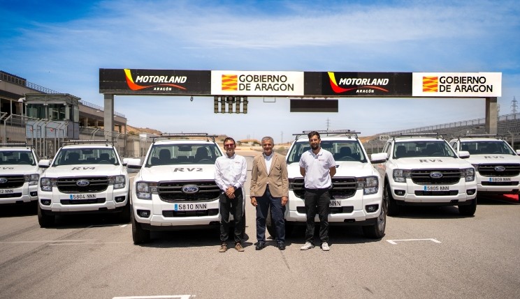 oscarrr1970's tweet photo. Ayer tuve el enorme placer de hacer la entrega en Motorland Aragón de seis Ford Ranger XLT PHEV.

En la entrega han estado presentes Jorge Panades (Gerente de Motorland) y José León Gabarre (Director de Operaciones)

Agradecer a @AragonMotorLand la confianza puesta en @FordSpain https://t.co/EY9Y3QnIsB