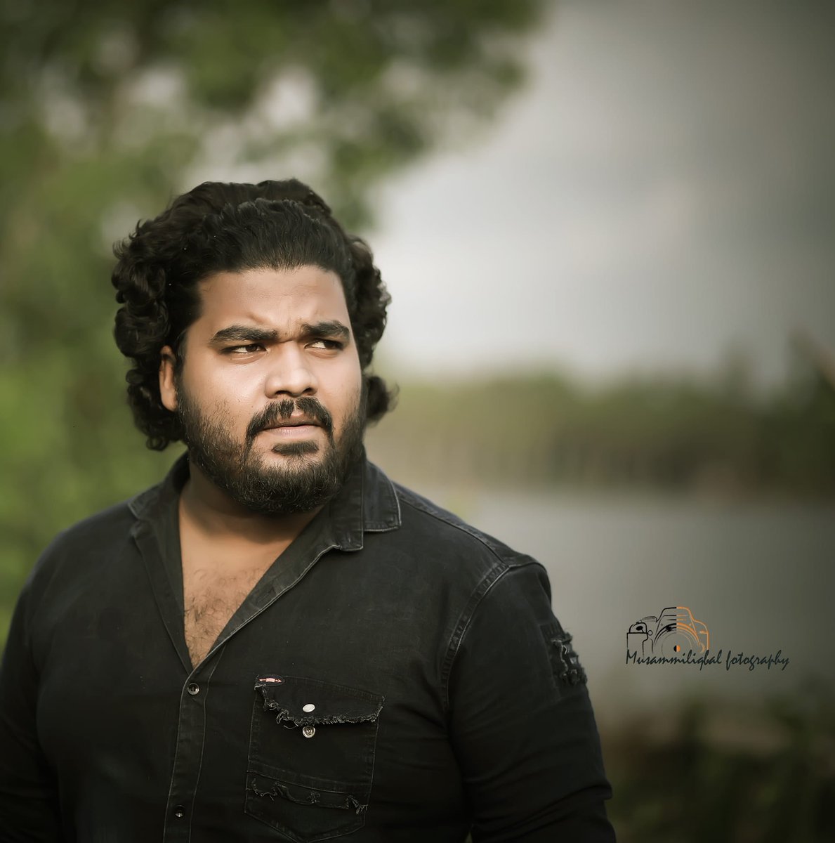 MalayalamReview's tweet photo. Rising Malayalam actor Joemon Jyothir is set for the biggest breakthrough of his career with his upcoming movie, #SanthoshTrophy, written and directed by hitmaker Vipin Das

First Look Out now✨

Produced by Listin Stephen under the Magic Frames banner, this highly anticipated project features a talented crew including composer Ankit Menon