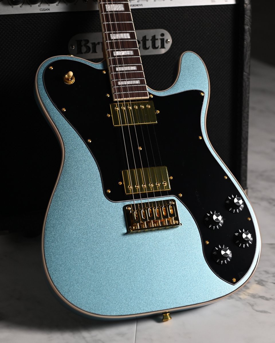 DeviserGuitars's tweet photo. 【Bacchus Universe Series】
🌟ラージピックガード仕様の「BTLC-1-RSM/R」

フロント＆リアのハムバッカーからブリッジ、ストラップピン、ヘッドロゴなど各部に贅沢なゴールドパーツを採用！

エントリーモデルでありながら、ハイエンドさながらの存在感を放ちます🎸

#Deviser_NowOnSale https://t.co/FPjQvEUdmK