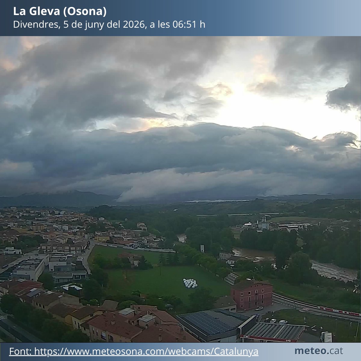meteocat's tweet photo. Bon dia!🌤

El matí de divendres comença amb pocs núvols a Ponent i molts a la resta del país, amb bancs de boira al quadrant nord-est. Persisteixen alguns ruixats 🌦 al litoral, localment intensos.

🌡Temperatura a les 06:30 h (°C): BCN 17, Girona 14, Tarragona 18 i Lleida 15. https://t.co/bC10cYlrYX