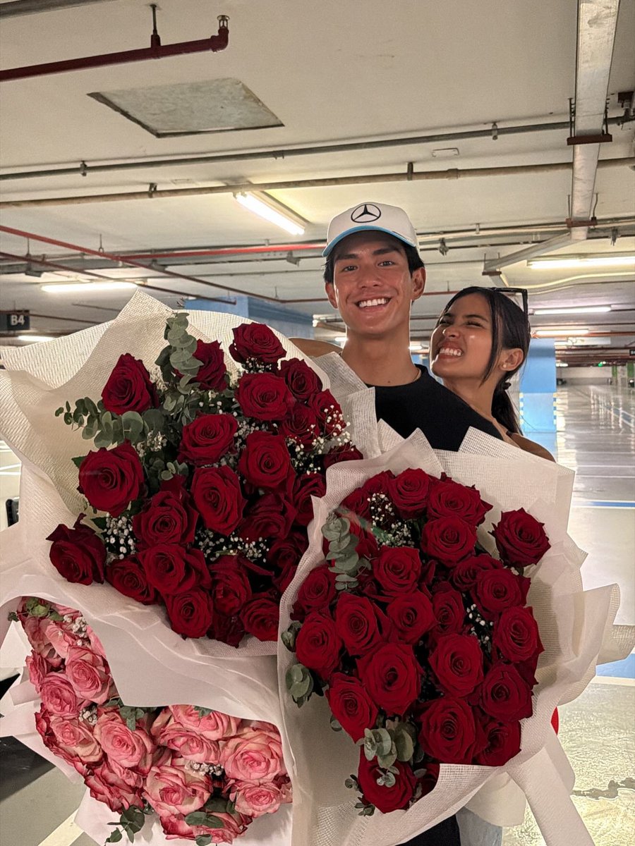 PilipinasToday_'s tweet photo. SANA ALL FAVORITE 😍🎉💖

Kilig to the bones ang netizens sa ibinahaging larawan ng aktor na si Anthony Constantino kung saan kasama niya ang aktres na si Shuvee Etrata, kasabay ng kanyang sweet na pagbati: “Happy birthday to my favorite person.”

“Favorite ka diyan,” komento ni Shuvee sa wikang Bisaya.

"Nag-celeb din naman kami ng birthday pero hindi naging favorite," komento naman ng fan.

Courtesy: @‌anthony.constantino / Instagram

#PilipinasToday
#AnthonyConstantino
#ShuveeEtrata
#BirthdayPost
#ShowbizBuzz