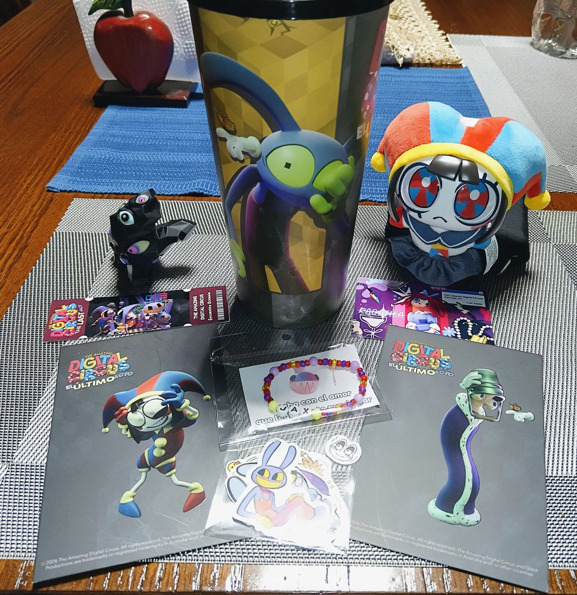 Zombiniestro8's tweet photo. ¡QUE FINAL MAS HERMOSO ALV! ❤️

Y hasta nos tocaron algunos regalitos de amables extraños, pinche fandom del bonito y no mmadas jaja https://t.co/FfHcjh4I7u