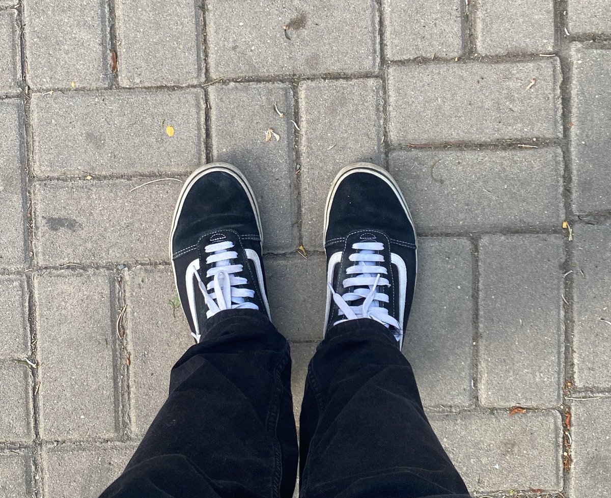 olddadboy's tweet photo. 15 yaşındaki yeğenin olmayan ayakkabılarını saba vermiştir. Bu işte bi terslik var sanki 🤣 https://t.co/qA1NR3RkGW