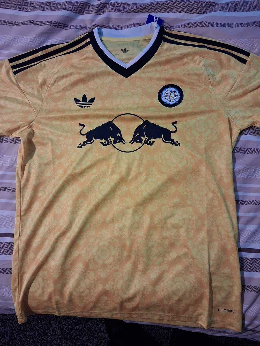 gurucox's tweet photo. Another added to the collection,it's a thing of sheer beauty it has to be said,love the fact it's got the old Yorkshire rose badge,need to get it back &amp; bin the shield off @LUFC ,even like the fact it's got the old @adidas logo on it https://t.co/ibZ532pmPD