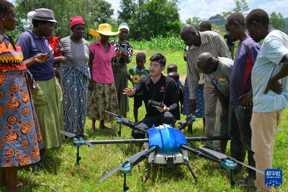 cidcaofficial's tweet photo. Recent years have seen the project of China-Zimbabwe Agricultural Cooperation Demonstration Village implemented in Zindi Village. Chinese agricultural experts addressed water scarcity, improved basic infrastructure, and trained villagers in project management and maintenance. https://t.co/iIXKJTgr9a