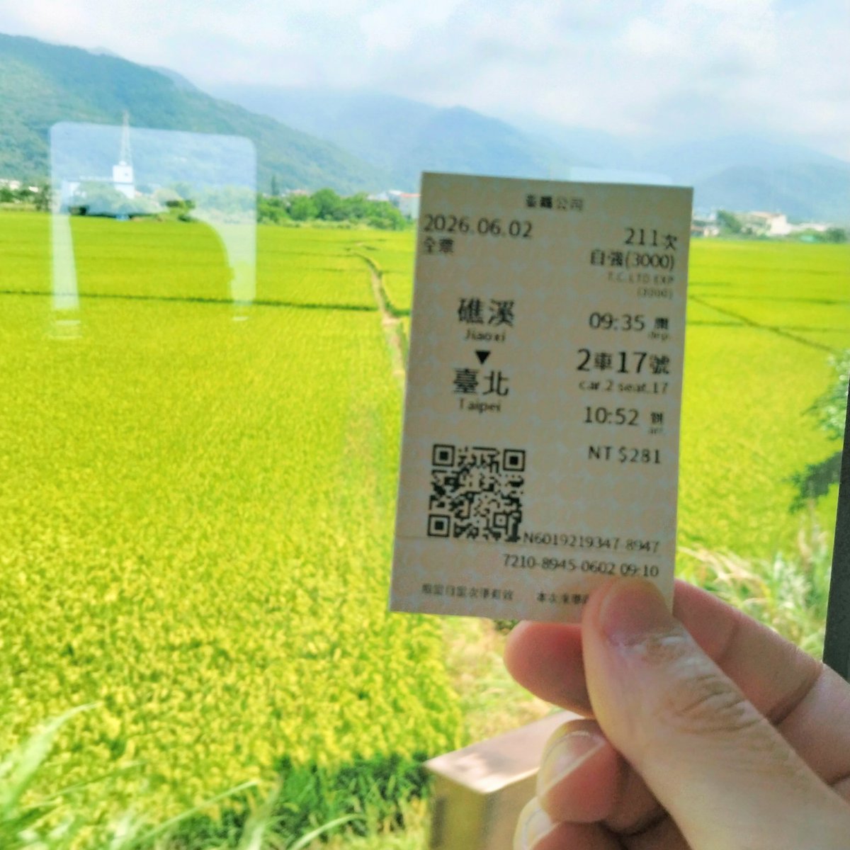 iryota_compose's tweet photo. しつこく台湾の投稿（笑）帰国日の記録…バスで帰るつもりだったけど疲れが出てきたので台鉄の特急を選択してゆっくりと。海岸の先に見えるは亀山島❗🐢

お昼は牛雑湯と空芯菜！あと混ぜ麺。やはりこういう定食？を自分で組むのが楽しくて好きです🤓

以上、台湾の風2026春をお届けしました😉再次見🙋 https://t.co/PZPtuptbQC