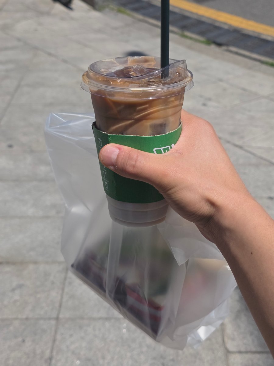Shoni_v's tweet photo. 커피 자주 시키는곳에서 곧 마감한다고 서비스로 샌드위치 주셨어 ㅁㅊ...
마침 딱 배고팠는데🥹🥹 https://t.co/8NlDpPYEhX