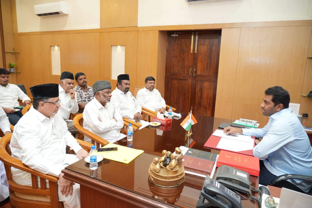 aliyarbilal's tweet photo. பேராசிரியர் காதர்மைதீன் அவர்கள், அமைச்சர் ஆதவ்  முன்னாள் கைகட்டி அமர்ந்திருப்பது, குளிரூட்டப்பட்ட அறையின் சூழலால் தற்செயல் என  நம்புகிறேன்

ஒருவேளை இதேபோல திமுக தலைவர் முன்னால் இப்படி அமர்ந்திருந்தால், இந்த சமூகம் எப்படி வினையாற்றிருக்கும் என யோசித்துப் பார்த்தேன், பயமாக இருந்தது https://t.co/OHS32ia2Ah