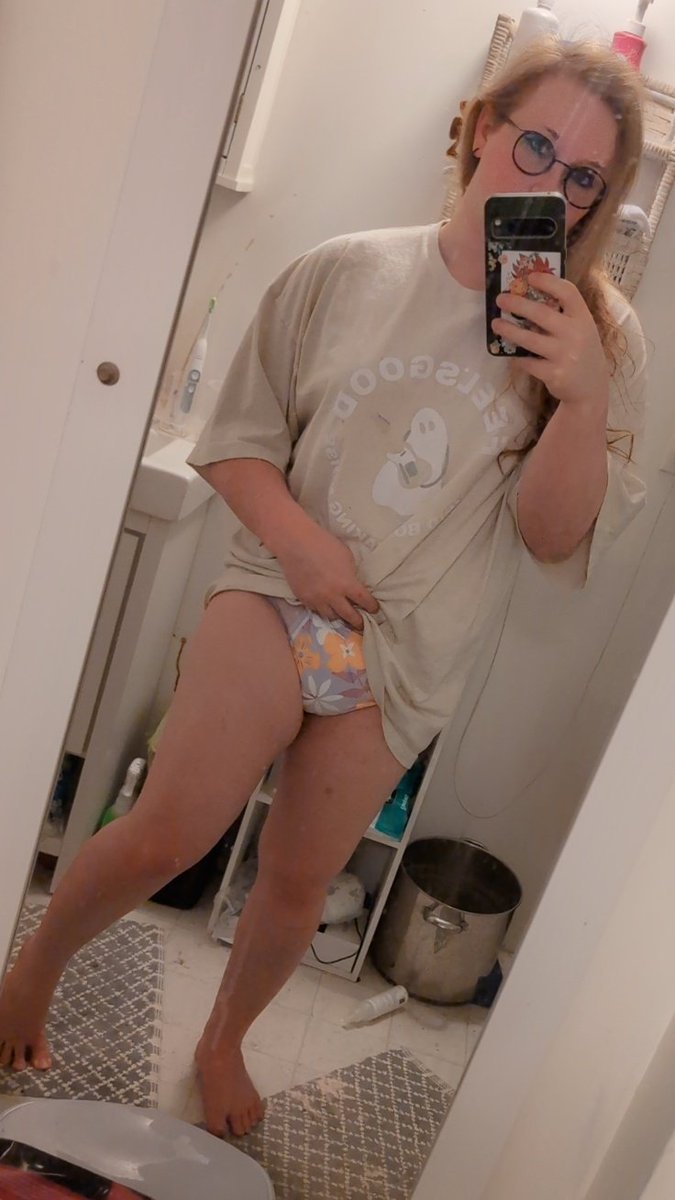 lilCabbagepatch's tweet photo. Nobody talks about how hard it is to be a toddler 😭 The bigs give you no respect and still call you a baby and put you in diapers even tho you're potty training and in pullups! And the babies just get jealous of your big girl undies and pull up and try and tear you down 😭
/J https://t.co/VXsv1NUmR6