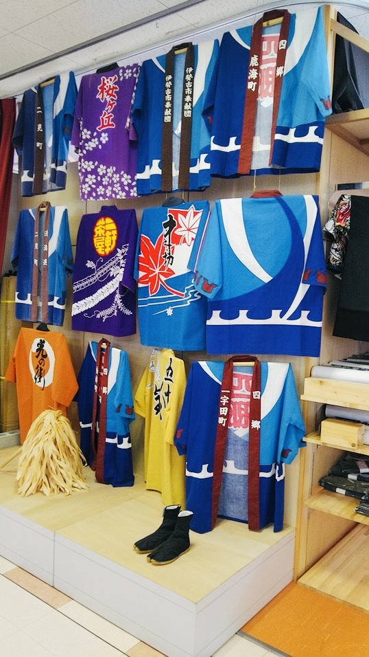 koitoba's tweet photo. 式年遷宮に向けて着々と準備が進んでいます⛩️
　その中で旧神領民と全国の崇敬者、特別神領民により行われる崇高な「お木曳」行事💁‍♀️
    各地域の奉曳団はそれぞれに伝統と特色のある法被を纏い団結力を示します😉
　そんな法被が一堂に並んだ伊勢の呉服店🧵 さながら「小さな博物館」のようでした👀 https://t.co/TjrSvBUPt0