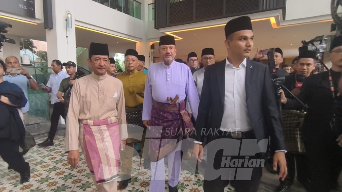 SinarOnline's tweet photo. Tunku Nadzaruddin dihalang meninggalkan hotel di Melaka 

Tunku Nadzaruddin Tuanku Jaafar yang sepatutnya menghadiri satu majlis rasmi di Balai Kediaman Rasmi Tunku Besar Tampin pada Jumaat dipercayai telah dihalang polis daripada meninggalkan sebuah hotel di Melaka.

ARTIKEL: https://t.co/AMmVC01MoT

#SinarHarian  #beritaterkini  #NegeriSembilan