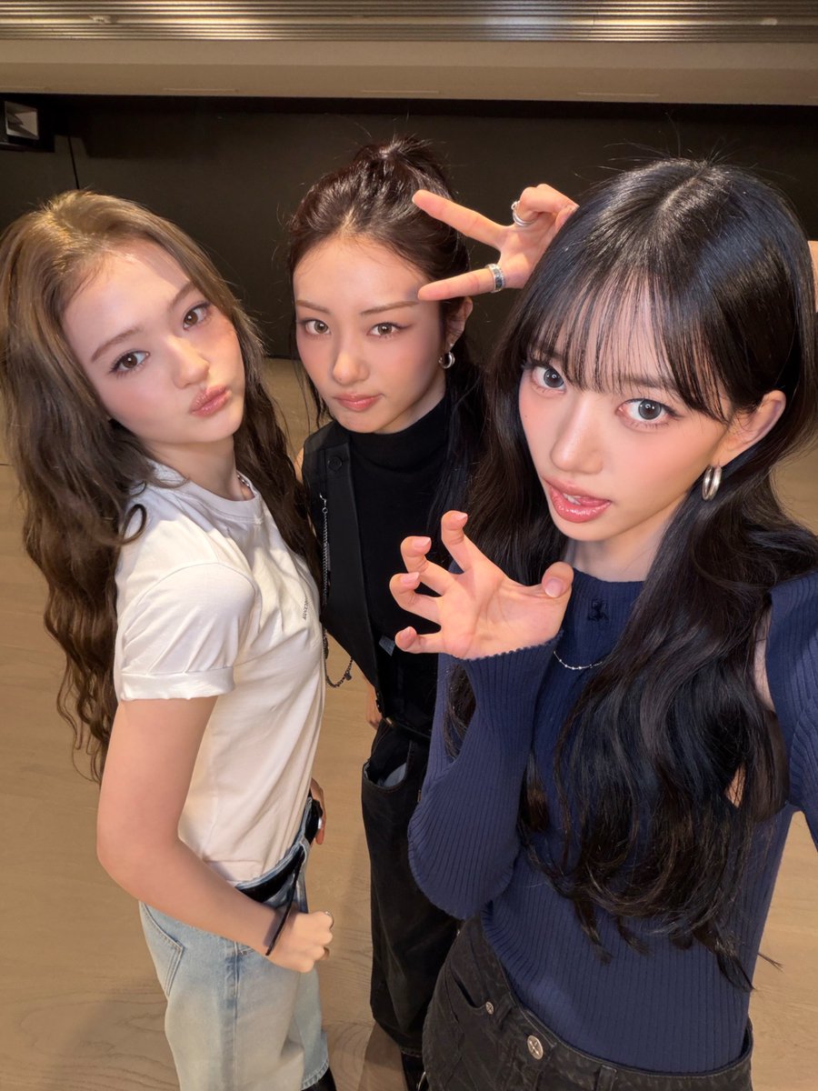 MEOVV_talk's tweet photo. [📸] 260605 #MENOVV 

텤도 없는 것들 🐱🐱🐱

#MEOVV #미야오 
#BITENOW
#THEBLACKLABEL #더블랙레이블 https://t.co/8H1UkyOvnq