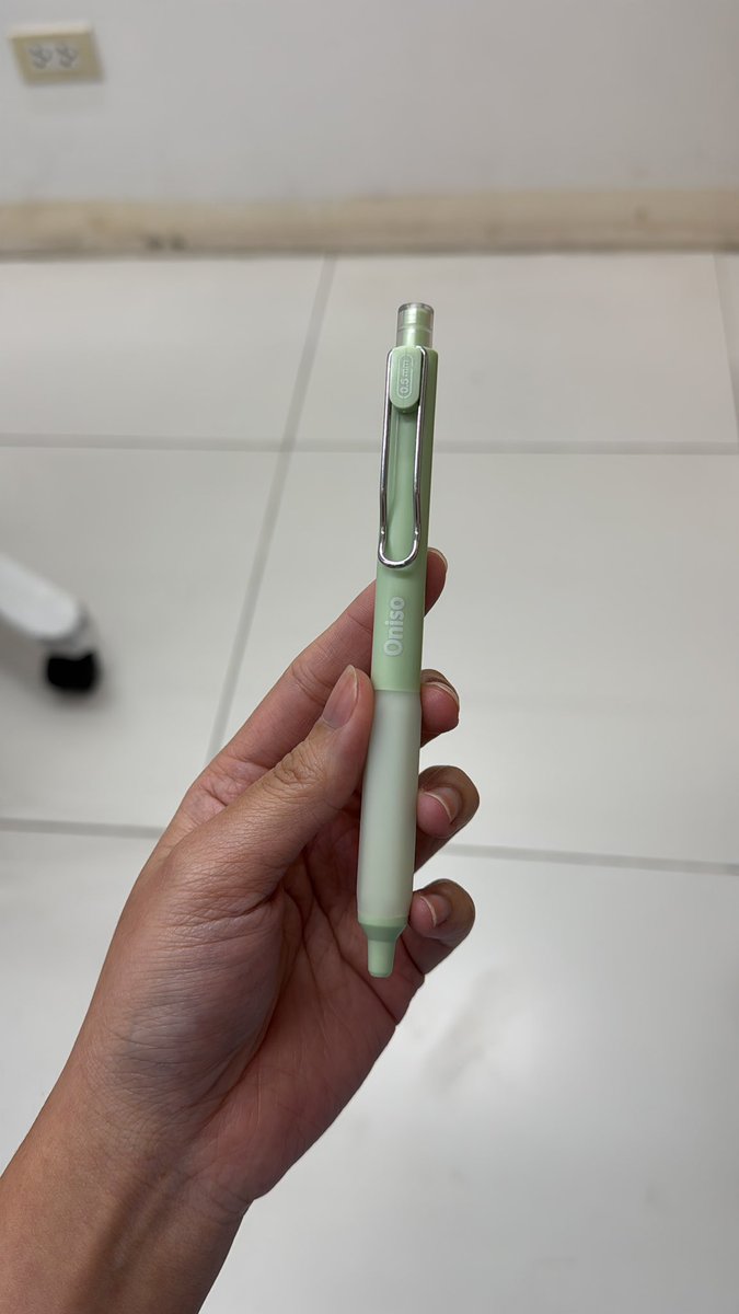 ineedfluoride's tweet photo. ปกติใช้มูจิมาตลอด ละวันนึงคลินิกนึงเอาอันนี้มาวางให้ โคตรลื่น โคตรเริ่ด ก็เลยกดสั่งมา 5 ด้าม เอาไปกองไว้ทุกคลินิก/รพที่ลง 55555555555555555555555555 https://t.co/UCg9wGluIS