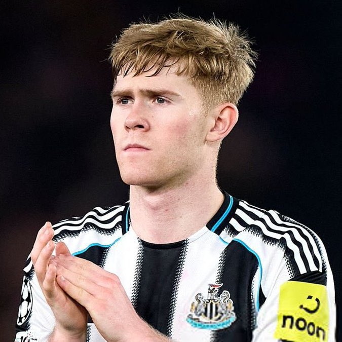 FullTime90X's tweet photo. 🚨💣 𝗕𝗥𝗘𝗔𝗞𝗜𝗡𝗚: Lewis Hall remains Barcelona’s top priority for the left-back position. 🏴󠁧󠁢󠁥󠁮󠁧󠁿🔵🔴

⭐ Barça view the Newcastle defender as the ideal profile for Hansi Flick’s project and are currently in pole position to reach an agreement if conditions become favorable.

🔄 However, the club are also preparing alternatives in case the operation encounters difficulties.

🇮🇹 Andrea Cambiaso is the main backup option, with Barcelona maintaining strong interest in the Juventus full-back and ready to accelerate talks if needed.

👀 For now, Lewis Hall remains the clear No.1 target as Barça continue working on reinforcing the left side of their defense.