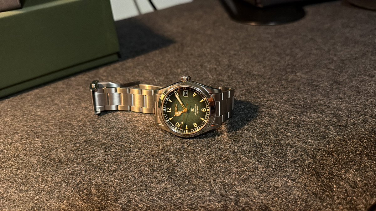 lalexco's tweet photo. No me encantó el tamaño (38mm) ni el brazalete (se siente un poco frágil) #twitterrelojes pero el diseño está increíble https://t.co/x7Aw8ETaEP