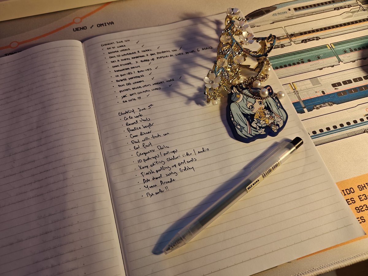 ExtraBird2678's tweet photo. hairclip charm tmrw is snow miku with a French Horn https://t.co/KcaSHorWUr