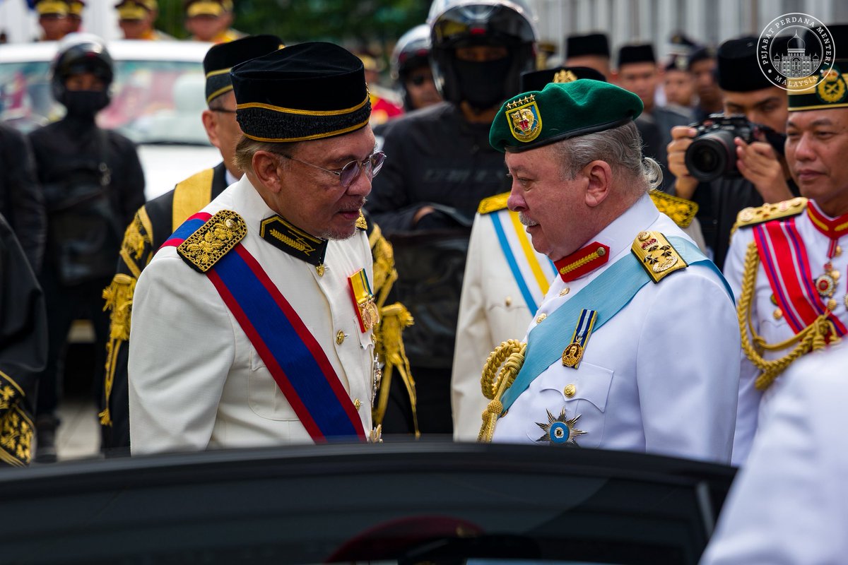anwaribrahim's tweet photo. Mengiringi KDYMM Yang di-Pertuan Agong Sultan Ibrahim ke Istiadat Mengarak Panji-Panji Sempena Sambutan Ulang Tahun Hari Keputeraan Rasmi Seri Paduka Baginda Yang di-Pertuan Agong di Dataran Pahlawan Negara, Putrajaya pagi tadi.

Istiadat bagi menzahirkan penghormatan tertinggi ini menyaksikan lima Panji-Panji Yang di-Pertuan Agong diarak yakni Panji-Panji Rejimen Askar Melayu, Rejimen Renjer Diraja, Kor Armor Diraja, Tentera Laut Diraja Malaysia dan Panji-Panji Tentera Udara Diraja Malaysia.

Panji-Panji ini adalah satu penghormatan dan lambang kemegahan, semangat dan ketaatsetiaan yang tidak berbelah bahagi oleh Angkatan Tentera Malaysia (ATM) kepada Raja dan Negara.

Daulat Tuanku.

#MalaysiaMADANI
#MADANIbekerja 
#YakinMADANI