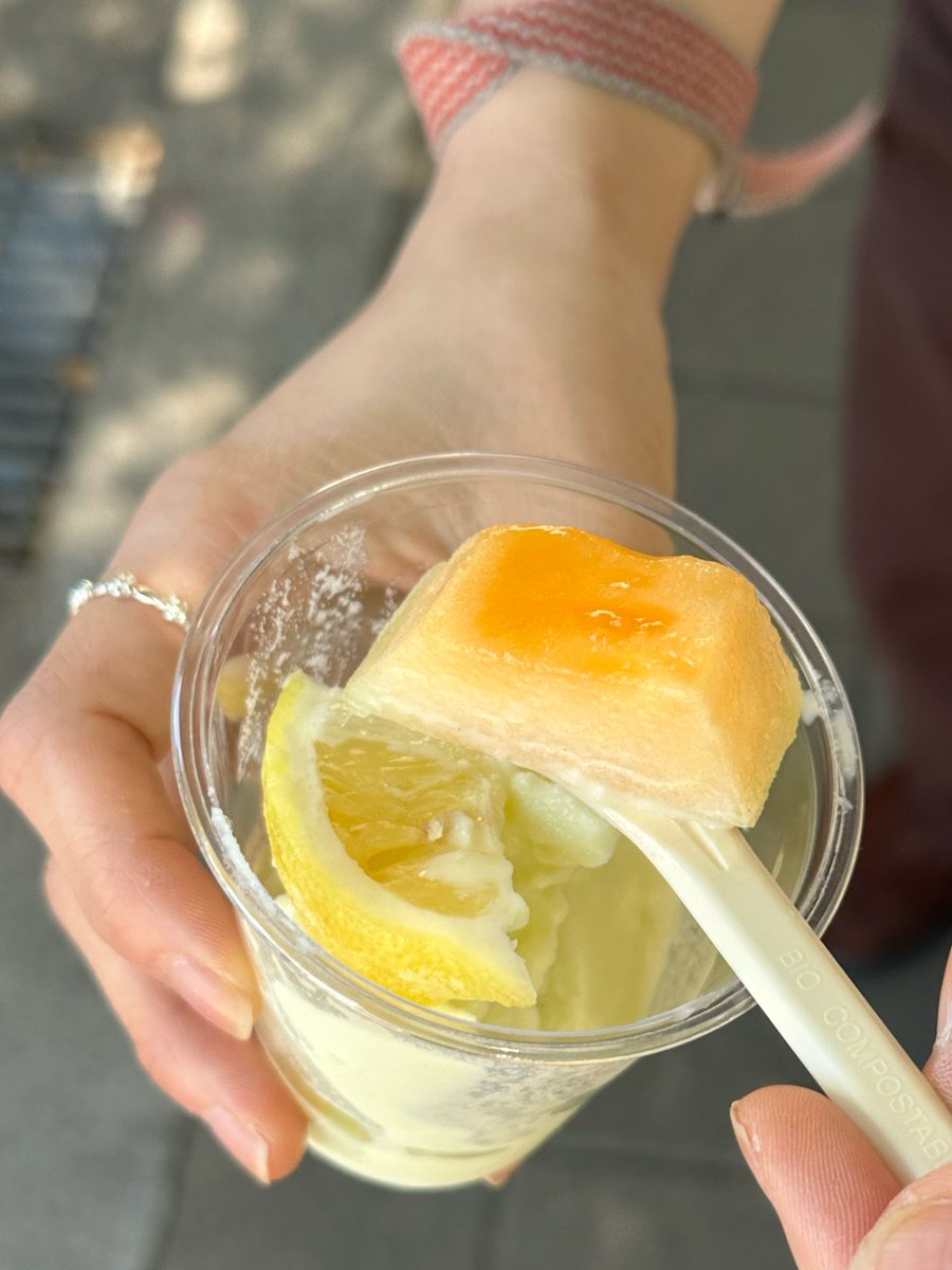 aug8ball's tweet photo. 메론빵 맛집에서 파는 메론 아이스크림...
메론이랑 떠 먹다가 마지막에 레몬 뿌려주면 극락이네요 https://t.co/k3jOLYXByd