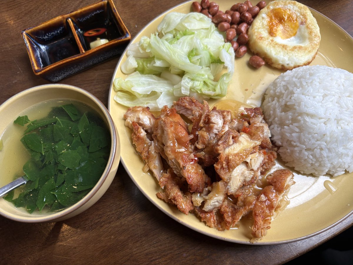 minodasu728's tweet photo. 今日にランチはベトナム料理🥘のプレートランチセットです。値段は65000ﾄﾞﾝ＝約400円、先の頼んだカフェオレと同じ値段🤣 https://t.co/NJe7NzIn0s