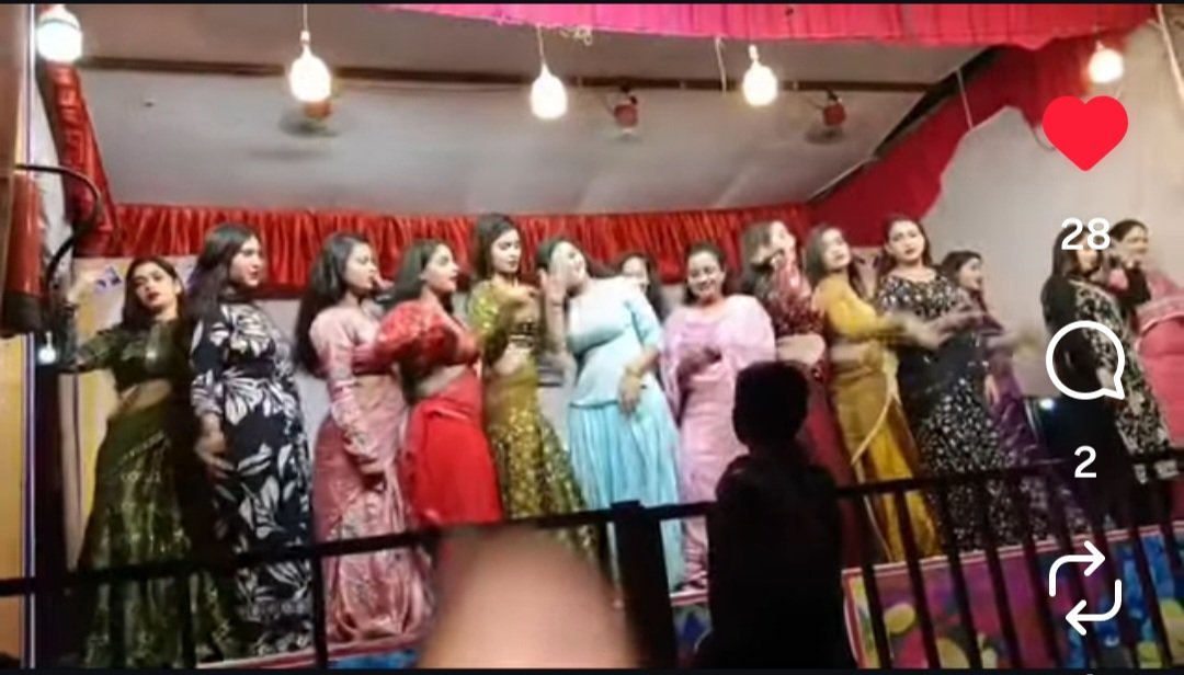 IshratShanu's tweet photo. अलीगढ़ पुलिस इस ओर ध्यान दें अश्लीलता फैलाता। ये डांस शासन प्रशासन पर लगा रहा सवालिया निशान

https://t.co/hYQW4EClYU
वायरल वीडियो का लिंक https://t.co/z2eUfPYKZb
