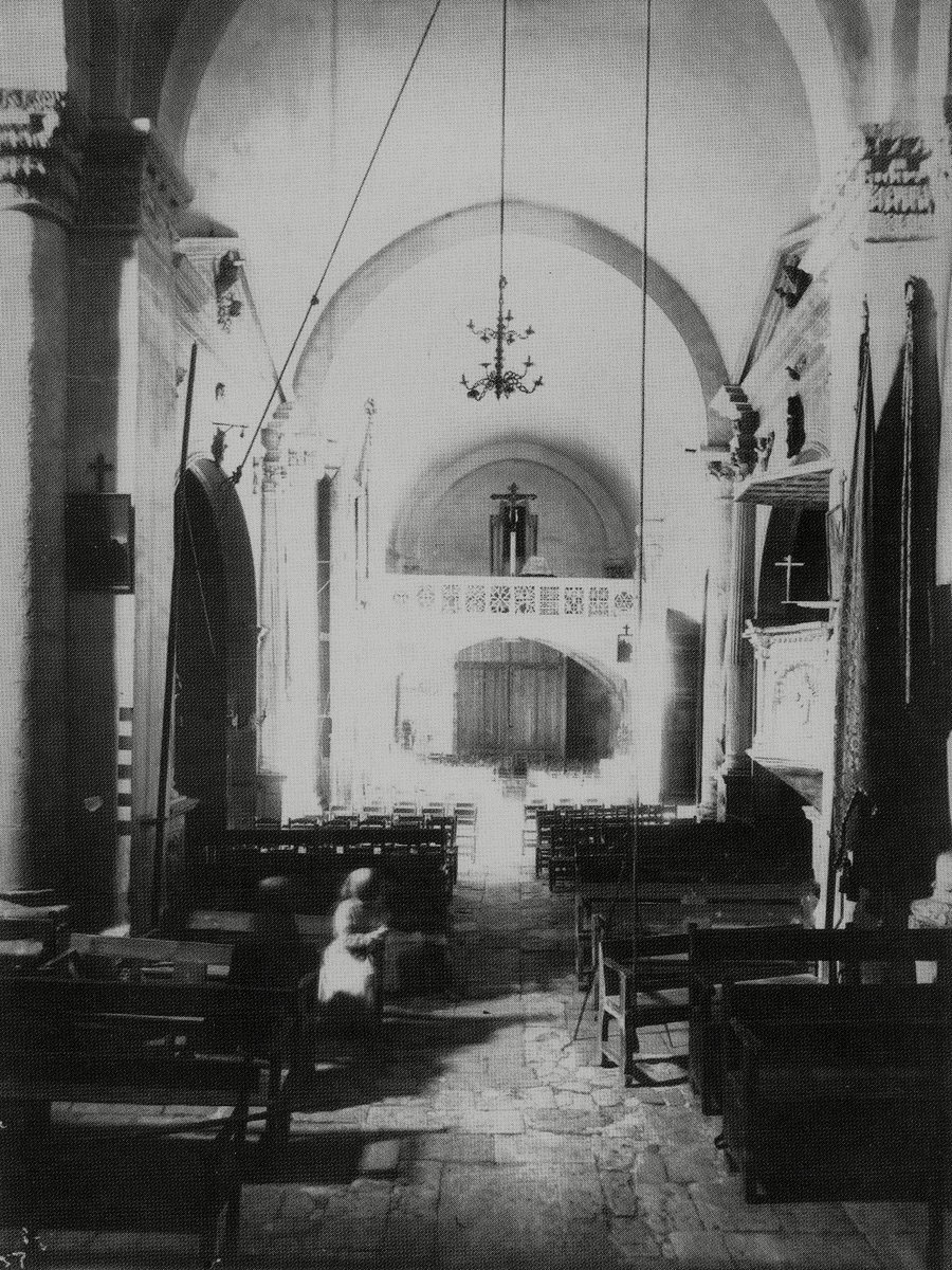 Dpujado77's tweet photo. Fins la restauració de l'any 1906, el retaule #gòtic de l'església de Santa Maria, estava just davant de la porta #romànica. Però fixant-me bé, vaig veure que hi havia un altre retaule #gòtic? al creuer. Aix....venut o cremat? 🤔
#SantMartíSarroca
#Penedès
#misteris
#patrimoni. https://t.co/tkgPuYjY97