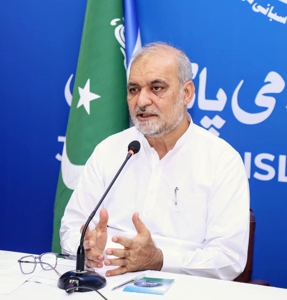 JIPOfficial's tweet photo. حافظ نعیم الرحمن کا مہنگائی، بجلی اور پٹرول کی قیمتوں میں اضافے کے خلاف ملک گیر بڑی تحریک چلانے کا اعلان

"جماعت اسلامی کسی سازش یا خفیہ سمجھوتے سے نہیں بلکہ عوام کی تائید سے نظام کی تبدیلی چاہتی ہے۔"

امیر جماعت اسلامی پاکستان حافظ نعیم الرحمن نے ملک بھر کے ذمہ داران سے آن لائن خطاب کرتے ہوئے آئندہ دس روز تک ممبرسازی مہم میں غیر معمولی تیزی لانے کی ہدایت کی اور کہا کہ جماعت اسلامی کی جدوجہد اقامتِ دین، عوامی حقوق کے تحفظ اور ملک میں حقیقی تبدیلی کے لیے ہے۔

انہوں نے کہا کہ وفاقی بجٹ، مہنگائی، بجلی اور پٹرول کی قیمتوں میں اضافے کے خلاف جلد ملک گیر عوامی تحریک کا آغاز کیا جائے گا۔ کارکنان سوشل میڈیا، واٹس ایپ گروپس اور عوامی رابطوں کے ذریعے جماعت کا پیغام گھر گھر پہنچائیں۔

"جماعت اسلامی صرف سیاسی جماعت نہیں بلکہ ایک دینی تحریک ہے جو سیاست کو عبادت، دعوت اور انبیاءؑ کے مشن کا تسلسل سمجھتی ہے۔"
@NaeemRehmanEngr
#HafizNaeemurRehman #JamaatIslami #membershipdrive2026 #Inflation #ElectricityPrices #petrolpricesinpakistan #PakistanZindabad
