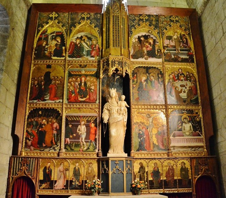 Dpujado77's tweet photo. Fins la restauració de l'any 1906, el retaule #gòtic de l'església de Santa Maria, estava just davant de la porta #romànica. Però fixant-me bé, vaig veure que hi havia un altre retaule #gòtic? al creuer. Aix....venut o cremat? 🤔
#SantMartíSarroca
#Penedès
#misteris
#patrimoni. https://t.co/tkgPuYjY97