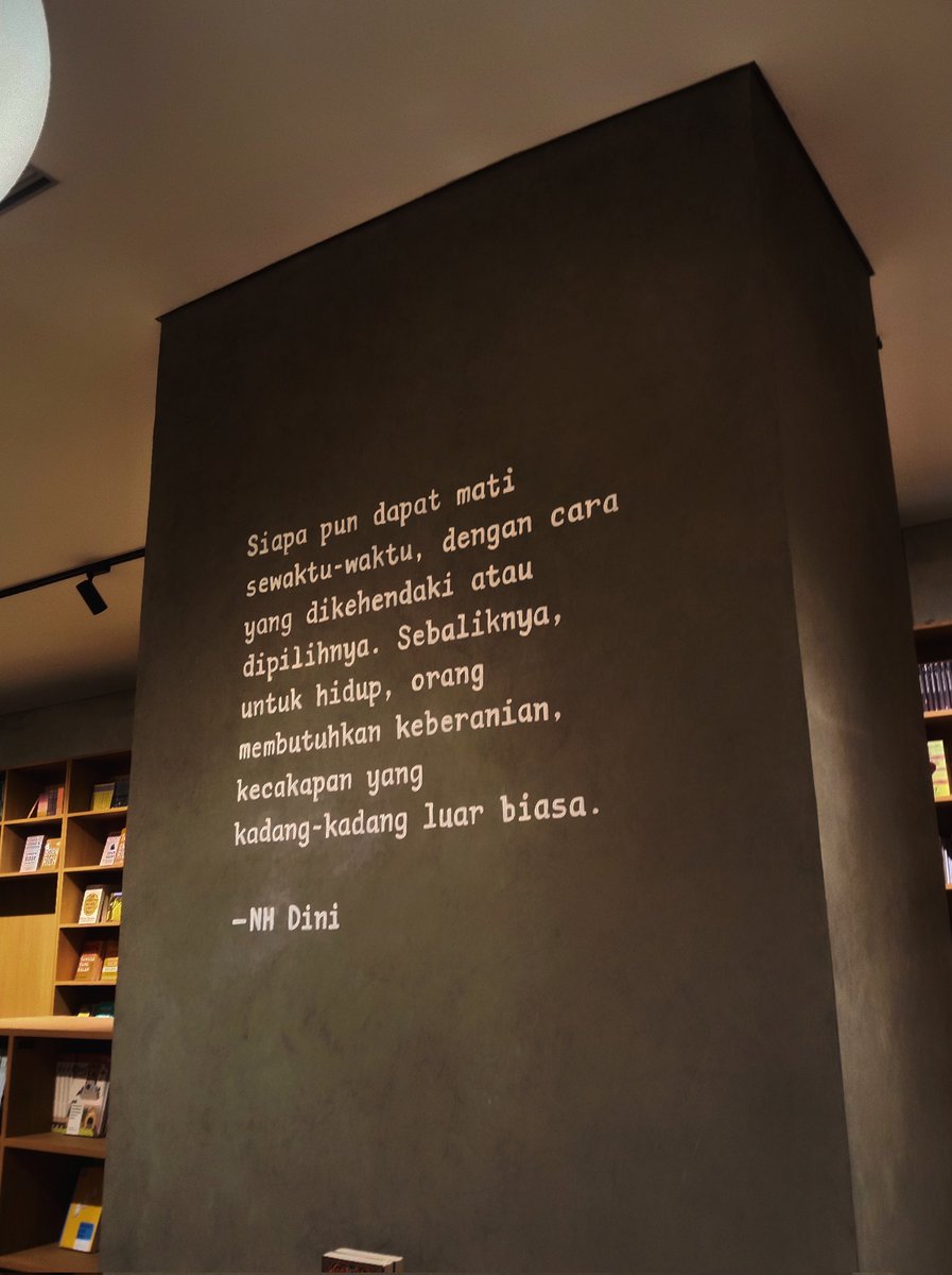 BK_St0re's tweet photo. Aaaa nangis banget😭😭❤️ Gramedia yang menemani masa kecilku kini sudah berubah menjadi Gramedia Jalma. Tambah baguss dan nantinya akan banyak event di sini. Mana lucu banget buku Rumah Lebah-nya 🤏🏻😭

📍 Gramedia Jalma Semarang https://t.co/bN9Huuhkmr