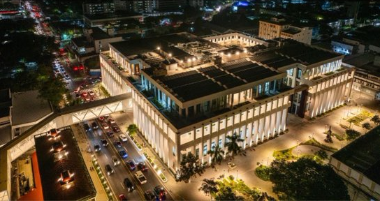 roquemocan's tweet photo. Yo digo que está bien que haya un nuevo hospital, siempre falta (aunque 7 años después). Lo que no entiendo es que digan que es el non-plus ultra y vienen dominicanos y hondureños a  comentar. Pero hay hospitales más grandes (San Miguel) o igual de grandes (Mujer) y no pasó eso? https://t.co/nyFEcqV4Sv