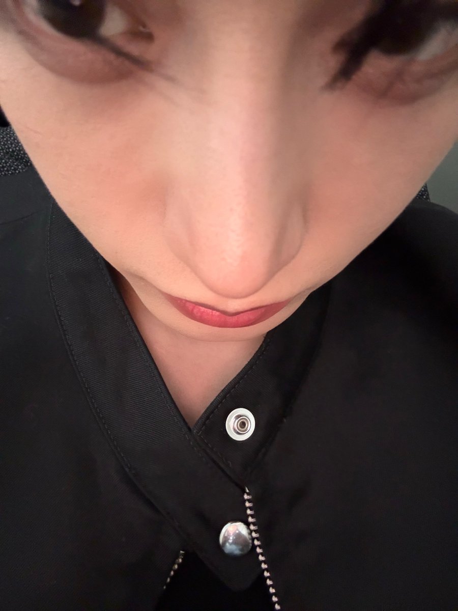 kittyplanet_'s tweet photo. 주인 폰 만지다가 카메라 버튼 잘못 누른 고양이 셀카 푸하하 https://t.co/QfGZ7CE0T1