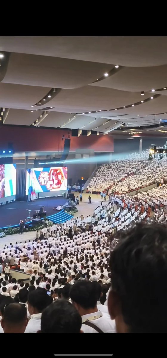 keluhkesahkonoh's tweet photo. Lihatlah wajah2 ceria dan sejahtera 
di acara konsolidasi pemilik SPPG se-Indonesia (03/06) ini, merekalah sosok2 yg mendapat manfaat ekonomi paling besar dari proyek MBG.
Program full profit dengan nol resiko. 

Belum pernah ada pemilik dapur MBG yg bangkrut, 
blm pernah ada juga yg dikenakan sanksi hukum atas kasus keracunan puluhan ribu siswa setelah menyantap menu yg mereka sediakan.
Mantab sekali proyek prabowo yang satu ini 

cc:threaddimz.darma