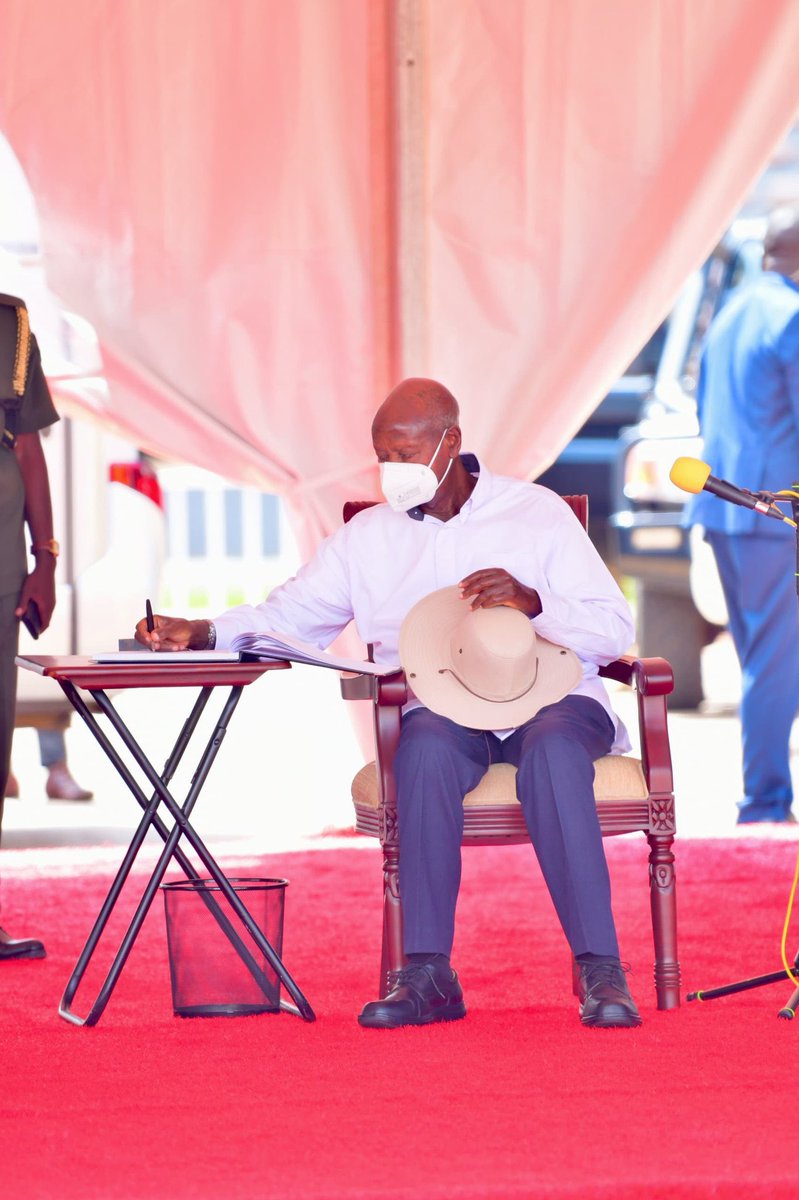 RuthRujokiM's tweet photo. Yesterday at the State of the Nation Address, H.E.  @KagutaMuseveni  delivered a clear message.
The future belongs to those who create wealth, add value and seize opportunities.
Uganda’s transformation will not be built on excuses, but on hard work, innovation and job creation. https://t.co/revd2EFUPp