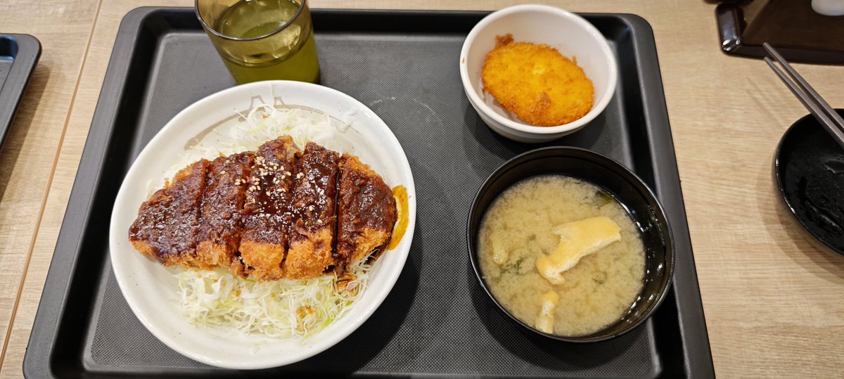 eba_kuma's tweet photo. 今日のお仕事ランチは
「松屋&amp;松のや 八千代店」
味噌ロースかつ丼(並盛)¥690

先日マイカリーのかつカレーが美味しかったので来てみたが、無くて残念だったが、
その時貰ったクーポンのコロッケ、揚げ方がサクサクで食感が最高でした！
松のやの揚げもの凄い😋
次は、普通のトンカツ食べてみたい https://t.co/6DWAlPgTZn