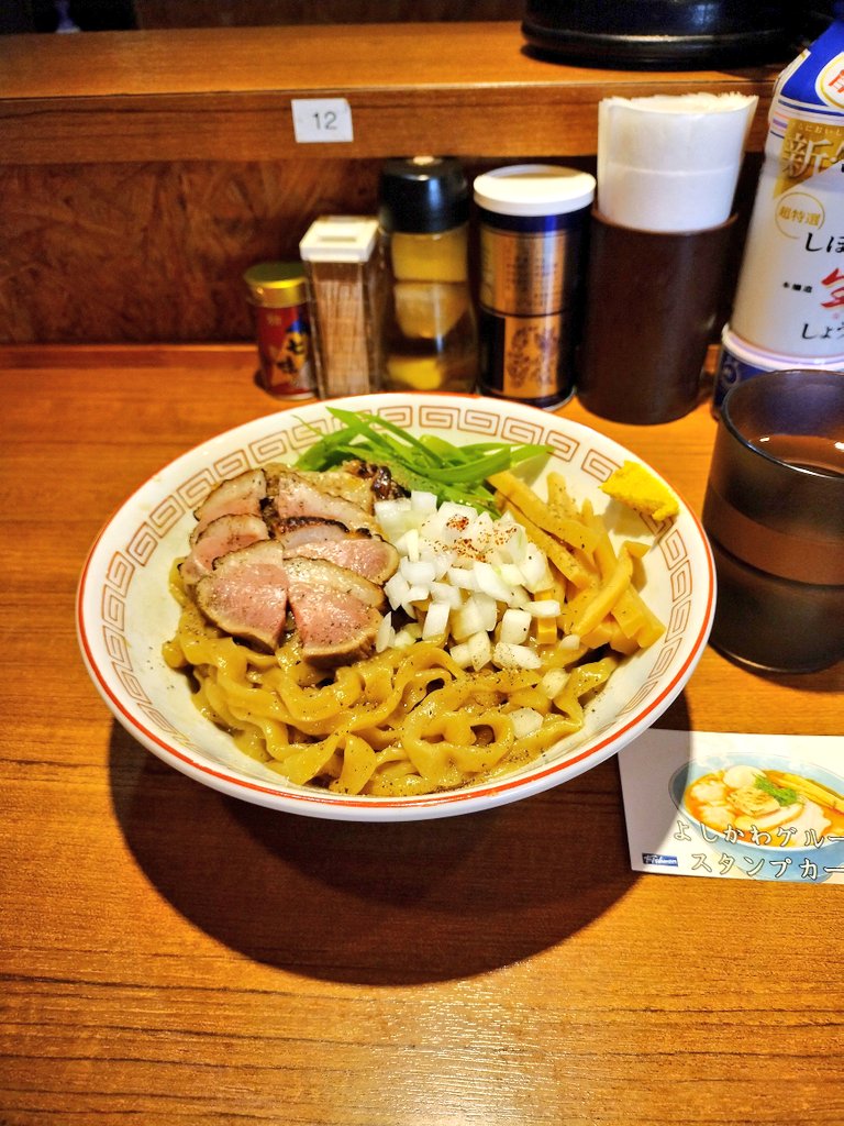 Silencesuzuka5O's tweet photo. 寿製麺よしかわ 川越店
✦限定 鴨のまぜそば もち小麦の太麺
ロースト鴨の肉質と 極モチ食感が心地良い太麺の融合
提供時「よく混ぜてお召し上がり下さい！」 のお声掛けをいただきましたが +ﾌﾟﾗｽで勝手に「よく噛んで！！」も付け加えたい🤭
咀嚼するほど旨味が拡がる食べ応え十分な逸品です🤤💕 https://t.co/PCSRZpvb9r