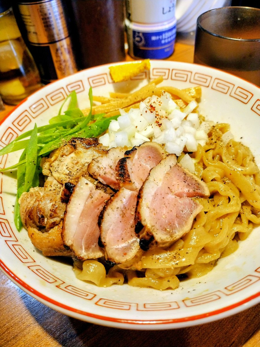Silencesuzuka5O's tweet photo. 寿製麺よしかわ 川越店
✦限定 鴨のまぜそば もち小麦の太麺
ロースト鴨の肉質と 極モチ食感が心地良い太麺の融合
提供時「よく混ぜてお召し上がり下さい！」 のお声掛けをいただきましたが +ﾌﾟﾗｽで勝手に「よく噛んで！！」も付け加えたい🤭
咀嚼するほど旨味が拡がる食べ応え十分な逸品です🤤💕 https://t.co/PCSRZpvb9r