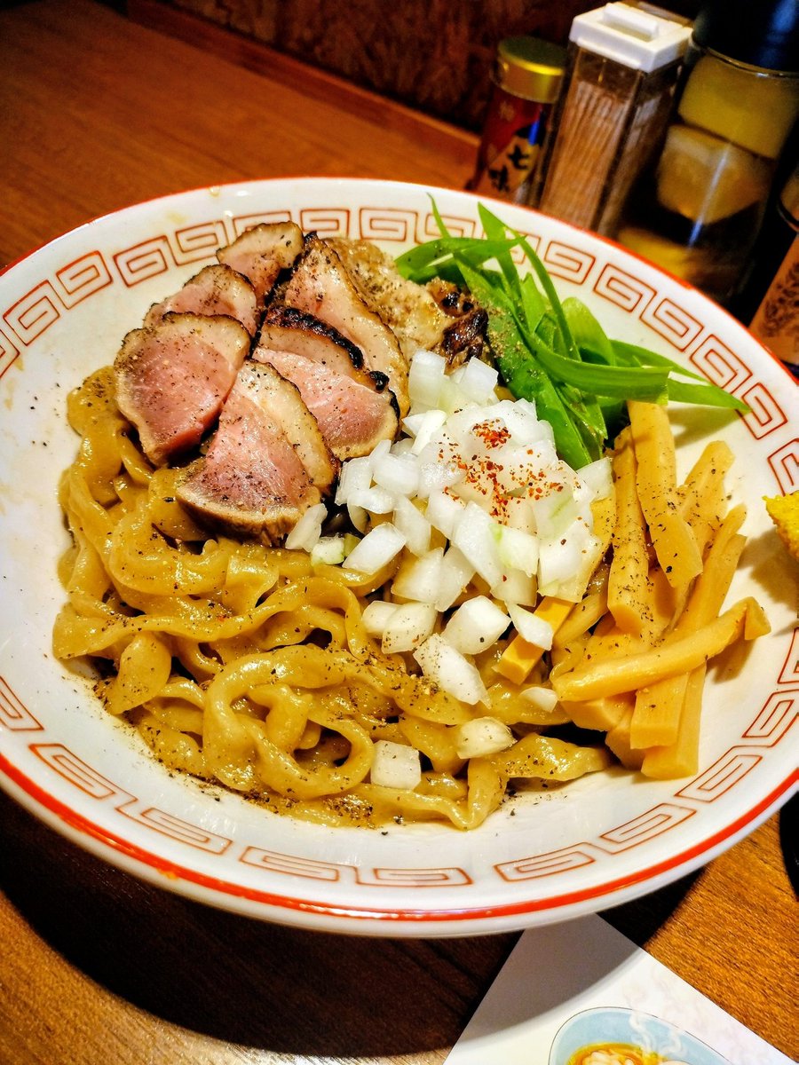 Silencesuzuka5O's tweet photo. 寿製麺よしかわ 川越店
✦限定 鴨のまぜそば もち小麦の太麺
ロースト鴨の肉質と 極モチ食感が心地良い太麺の融合
提供時「よく混ぜてお召し上がり下さい！」 のお声掛けをいただきましたが +ﾌﾟﾗｽで勝手に「よく噛んで！！」も付け加えたい🤭
咀嚼するほど旨味が拡がる食べ応え十分な逸品です🤤💕 https://t.co/PCSRZpvb9r