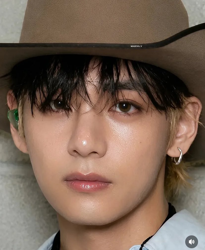 tishia_thv30's tweet photo. How can you hate this beautiful and perfect face? Tae is so adorable, look at his eyes my gosh! https://t.co/9udLCGE9TQ
