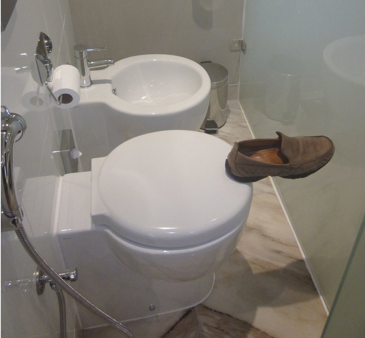 Terrytoo69's tweet photo. @Kinza1278 Sort of reminds me this "flash" hotel in Dubai. https://t.co/tLrMh2DFyi